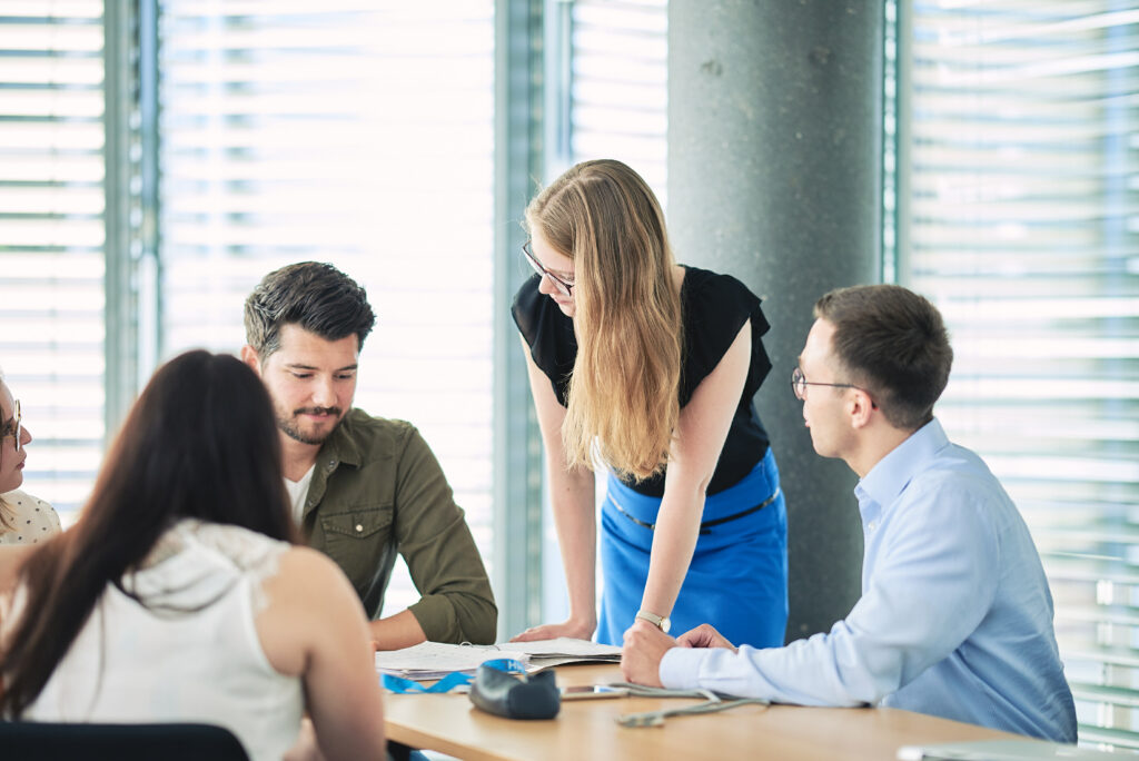 Part-time Master in Mangement Studenten bei Gruppenarbeit