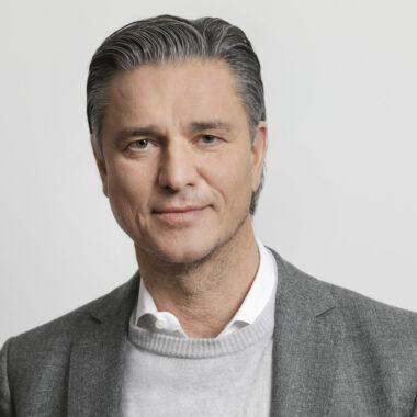 The picture shows a portrait of the Cfo Lutz Meschke