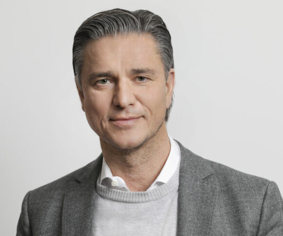 The picture shows a portrait of the Cfo Lutz Meschke