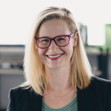 Das Bildporträt zeigt eine der mehr als 20 Mentorinnen der HHL-Gründerinneninitiative.
