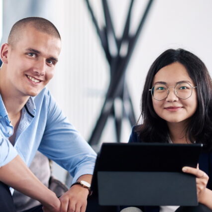 HHL internationale Masterstudenten arbeiten zusammen am Laptop