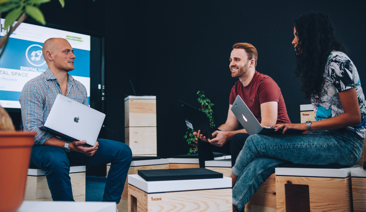 Three people sitting and talking at HHL Digital Space,