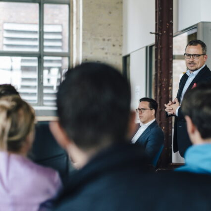 Prof. Dr. Stephan Stubner speaks at a Spinlab event.