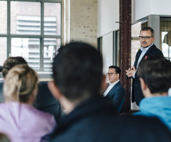 Prof. Dr. Stephan Stubner speaks at a Spinlab event.
