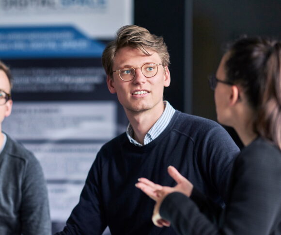 Unterhaltung zwischen Teilzeit MBA Studenten