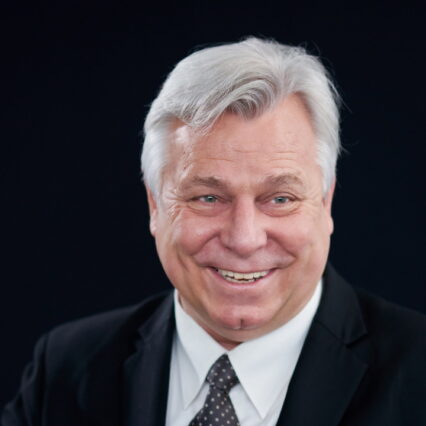 Prof. Dr. Dr. Kelvin Willoughby Holder of the Chair Deutsche Bank Endowment Fund Chair for Innovation Management and Entrepreneurship