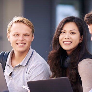 drei studenten arbeiten an ihren Laptops