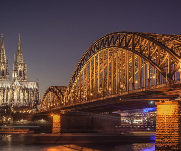 Koeln Dom Bruecke bei Nacht
