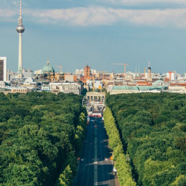 Blick über Berlin mit blauem Himmel, im Hintergrund das Rote Rathaus und der Fernsehturm