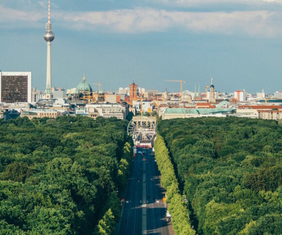 Blick über Berlin mit blauem Himmel, im Hintergrund das Rote Rathaus und der Fernsehturm