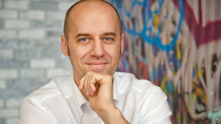 Portrait of Remigiusz Smolinski.