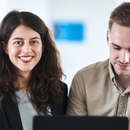 Zwei Studenten der HHL arbeiten zusammen