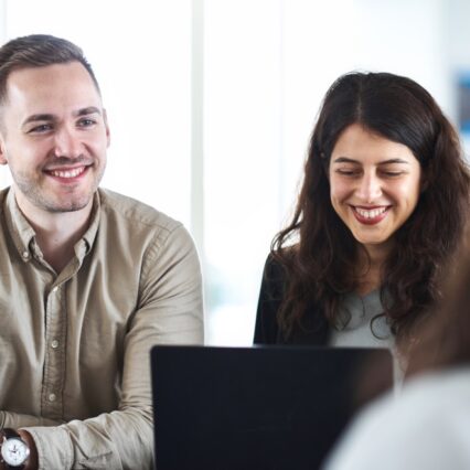 Zwei Studenten der HHL arbeiten zusammen