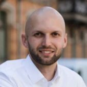The portrait picture shows a lecturer at HHL Executive Education.