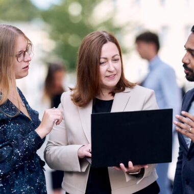 Teilzeit-MBA-Studentengruppe mit Blick auf einen Laptop