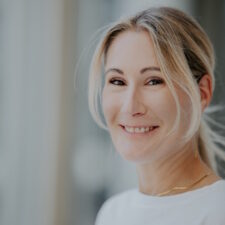 Das Bildporträt zeigt eine der mehr als 20 Mentorinnen der HHL-Gründerinneninitiative.