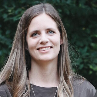 Das Bildporträt zeigt eine der mehr als 20 Mentorinnen der HHL-Gründerinneninitiative.