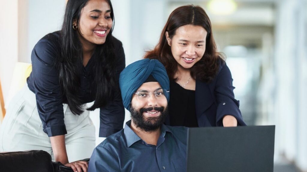 International Students at HHL looking on a Laptop