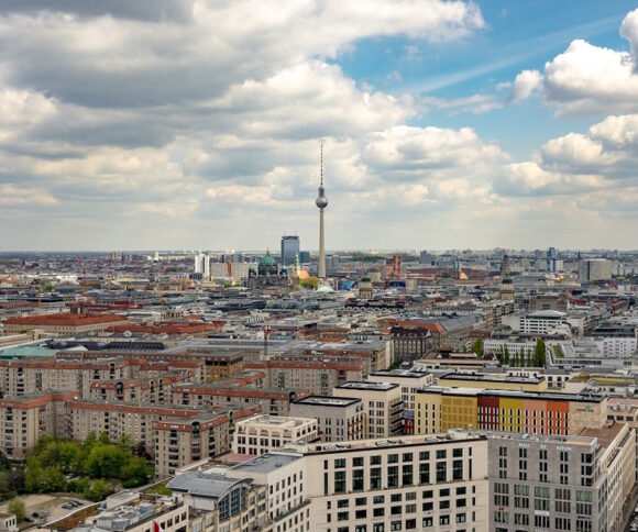 Das Foto zeigt einen Panoramablick über die Stadt Berlin.