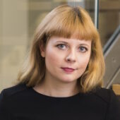 Das Porträtbild zeigt die Ansprechpartnerin für das Employmer Brand Manager-Programm der der HHL Executive Education.