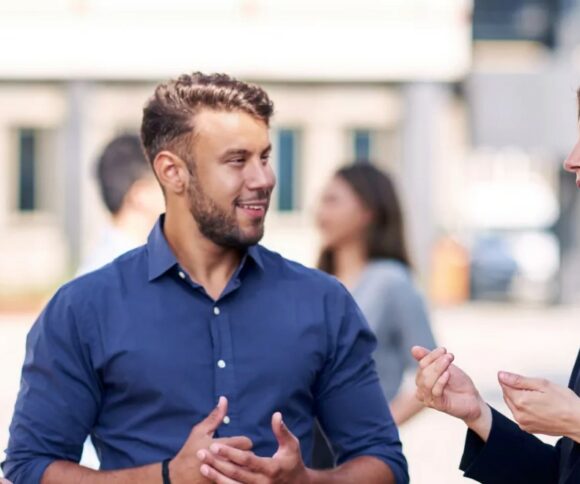 vollzeit Mba studenten reden miteinander