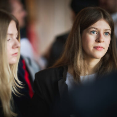 Porträt von zwei HHL Studentinnen beim HHL Career Day 2025 im SpinLab.