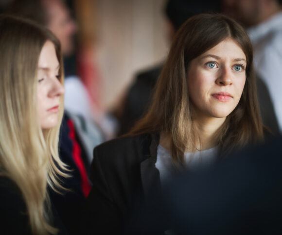 Porträt von zwei HHL Studentinnen beim HHL Career Day 2025 im SpinLab.