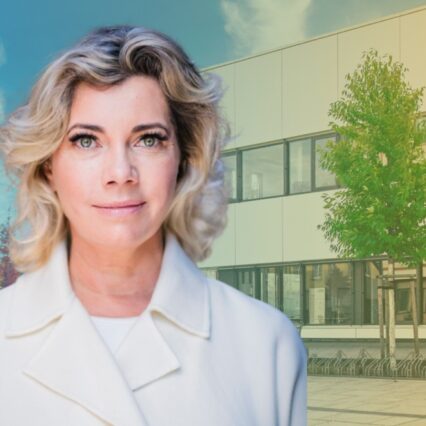 Prof. Dr. Anastassia Lauterbach im Portrait vor dem Schmalenbachgebäude der HHL.