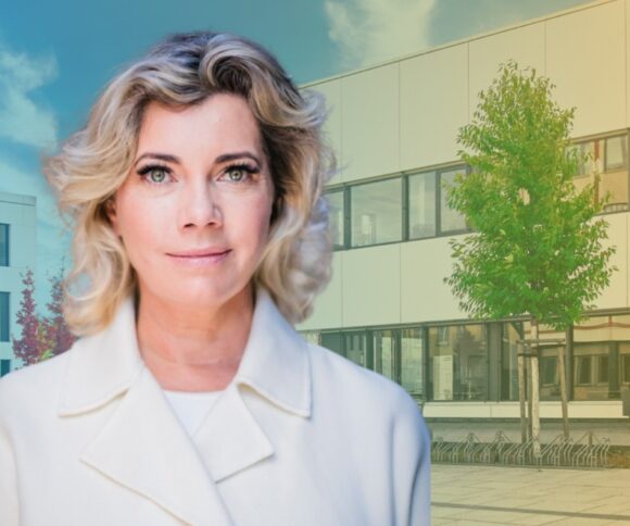 Prof. Dr. Anastassia Lauterbach in portrait in front of the HHL Schmalenbach Building.