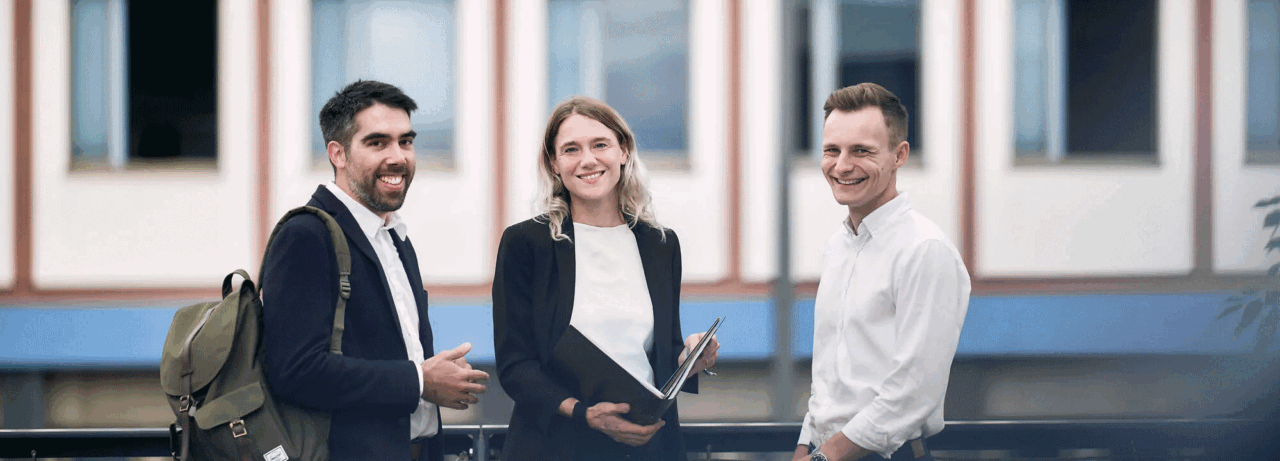 Drei Studierende des Teilzeit MBA an der HHL