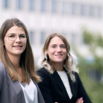 Two female HHL students