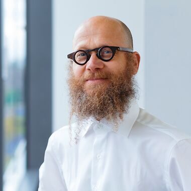 Colored portrait of Prof. Dr. Andre Casajus, resarch professor at HHL