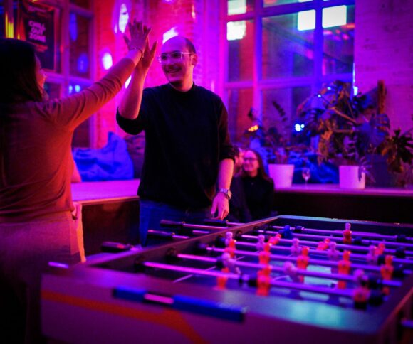 Tanuende Personen bei der HHL Community Night