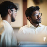 Porträt von zwei HHL Studenten beim HHL Career Day 2025 im SpinLab.