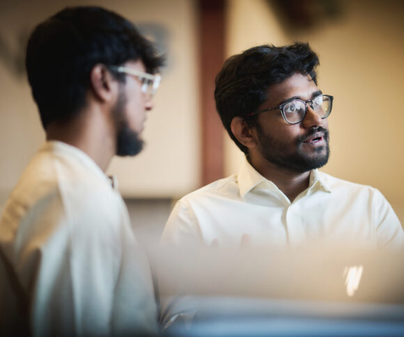 Porträt von zwei HHL Studenten beim HHL Career Day 2025 im SpinLab.