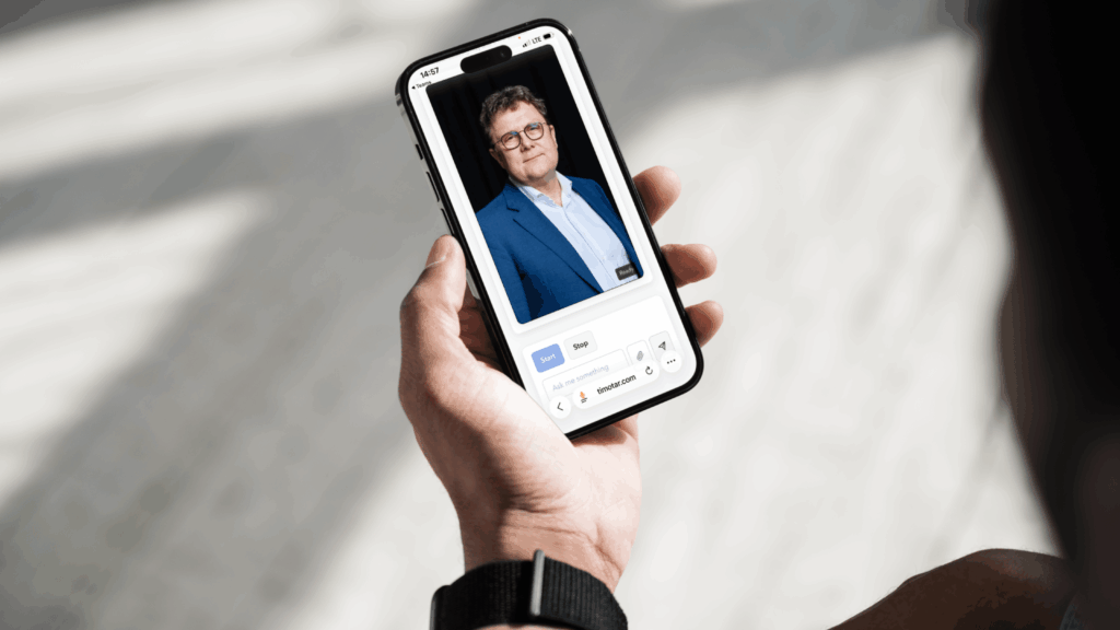 The picture shows the chatbot Timotar on a smartphone
