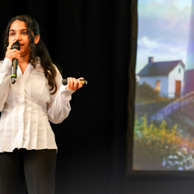 Nahaufnahme von Shivangi Pachauri aus dem Full-time Master in Entrepreneurship beim Pitchen