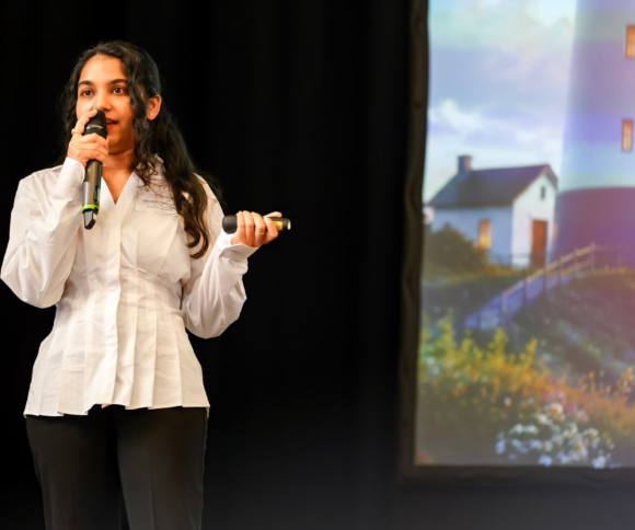 Nahaufnahme von Shivangi Pachauri aus dem Full-time Master in Entrepreneurship beim Pitchen
