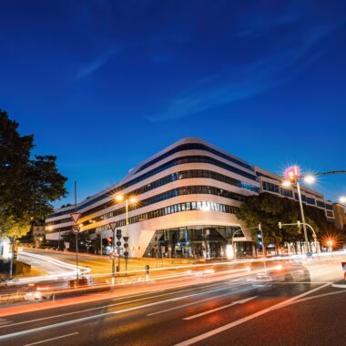Nachtansicht eines modernen Gebäudes mit Lichtspuren in Stuttgart, Deutschland